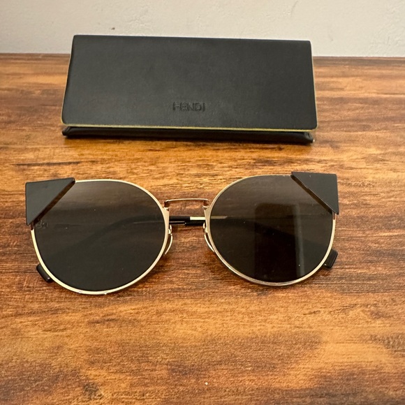 Fendi sunglasses - Picture 1 of 5
